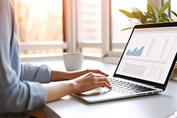 守在就业季中的结业生，，期待青年失业率曲线往下走